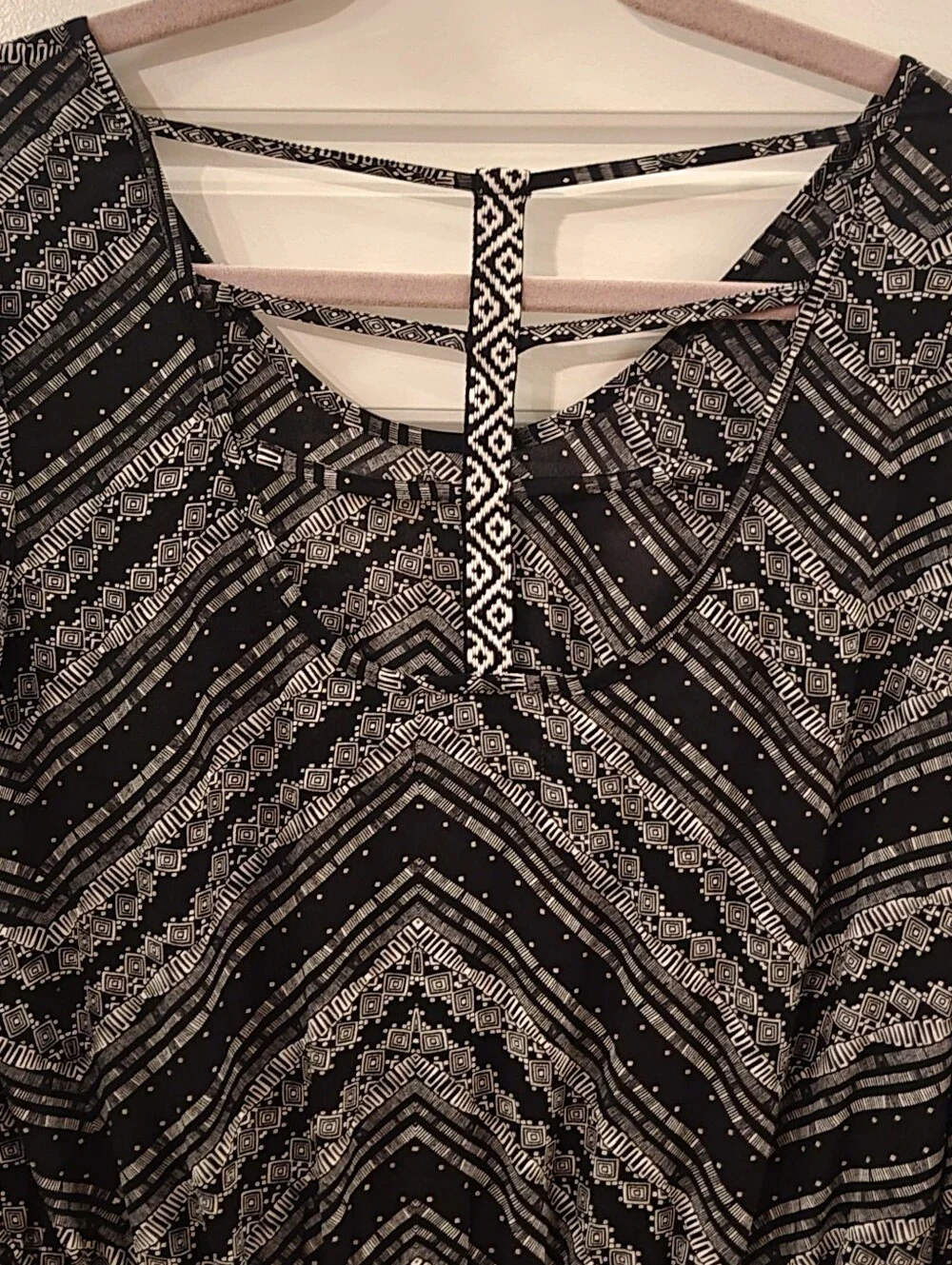 Maurices Black Patterned V‑Neck Blouse Size Small Great Condition